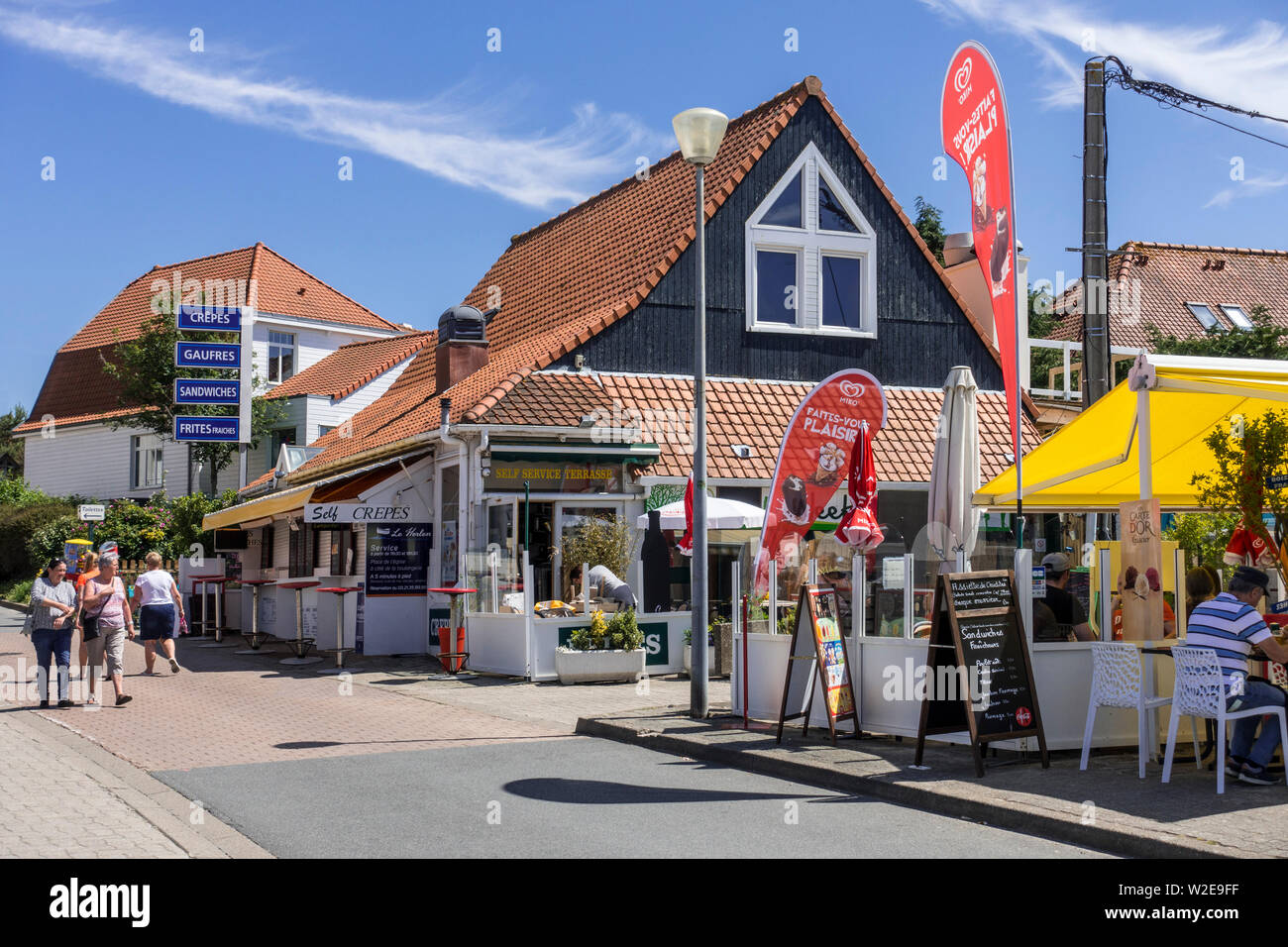 I turisti alla stazione balneare Wissant in estate lungo la Côte d'Opale, Pas-de-Calais, Hauts-de-France, Francia Foto Stock