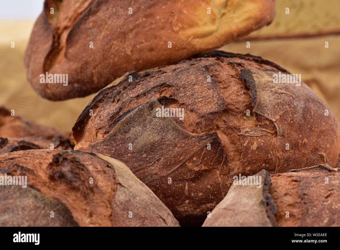 Chef che taglia l'impasto Ciabatta su un tavolo di metallo utilizzando una  vista laterale da banco Foto stock - Alamy