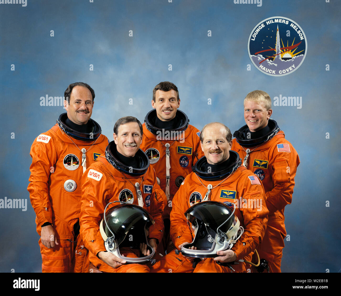 (10 settembre 1988) --- Queste cinque veterano astronauti sono state la formazione per più di un anno per servire come NASA equipaggio a bordo della navetta spaziale Discovery per STS-26. In prima fila gli astronauti sono FREDERICK H. (Rick) Hauck (a destra), comandante; e Richard O. Covey, pilota. Sulla bancata posteriore sono gli astronauti John M. (Mike) Lounge, David C. Hilmers e George D. Nelson Foto Stock