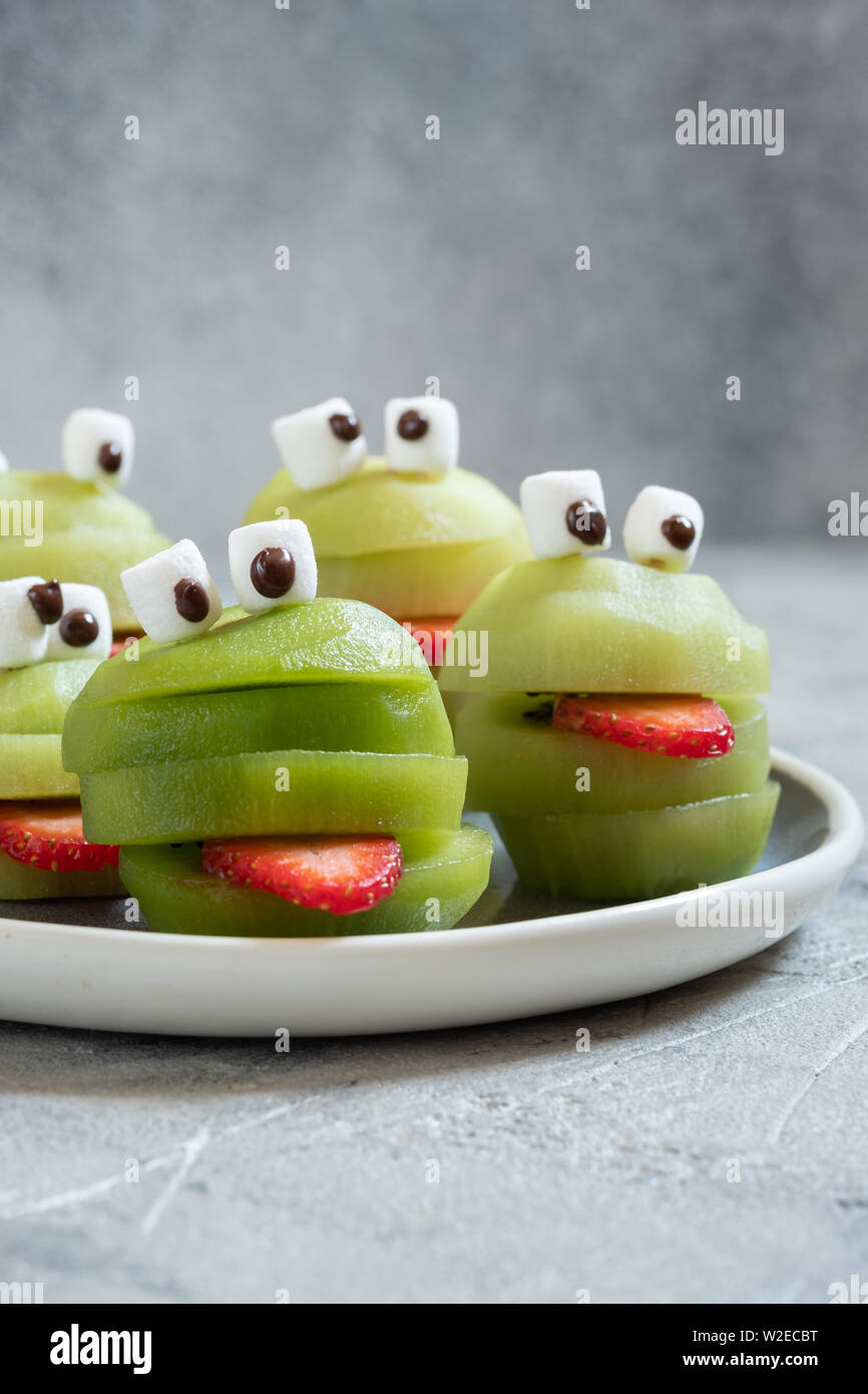 Spooky kiwi verde mostri per Halloween Foto Stock