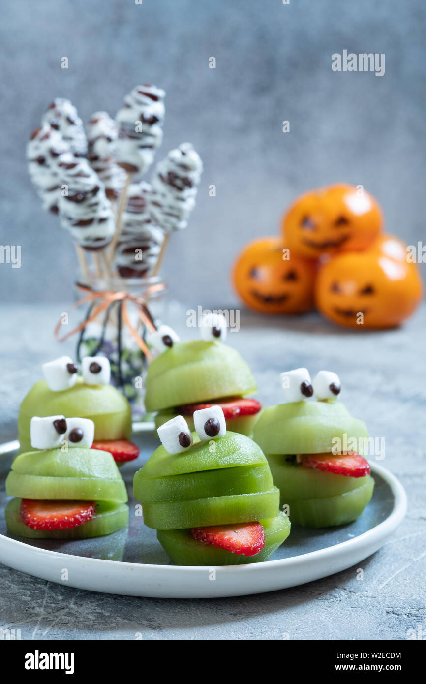 Spooky kiwi verde mostri per Halloween Foto Stock