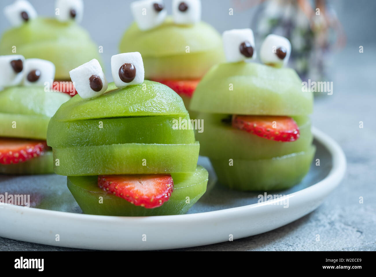 Spooky kiwi verde mostri per Halloween Foto Stock