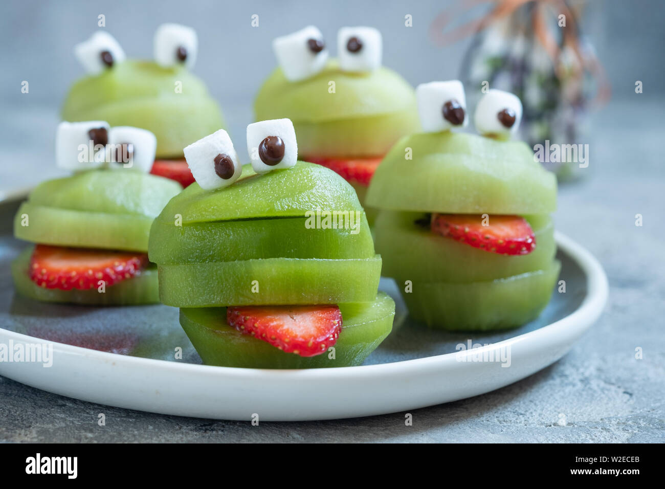 Spooky kiwi verde mostri per Halloween Foto Stock