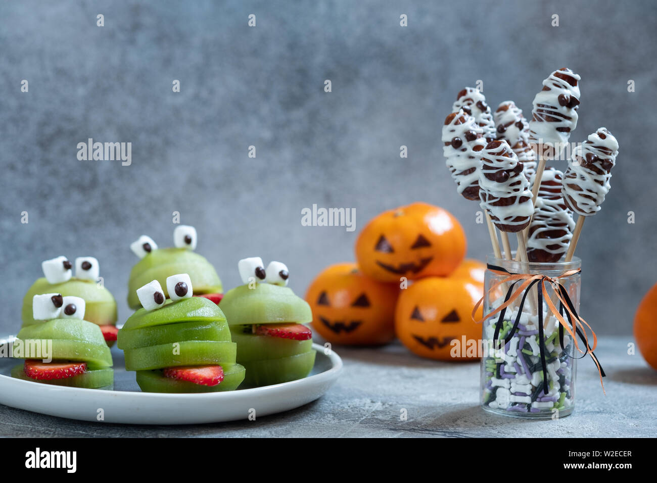 Spooky kiwi verde mostri per Halloween Foto Stock