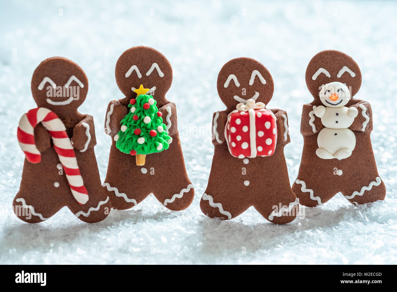 Gingerbread cookie uomini con piccoli marzapane pupazzo di neve Foto Stock