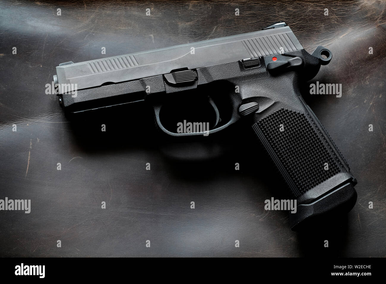 Pistole o pistole sul cuoio texture di sfondo armi per la difesa di auto Foto Stock