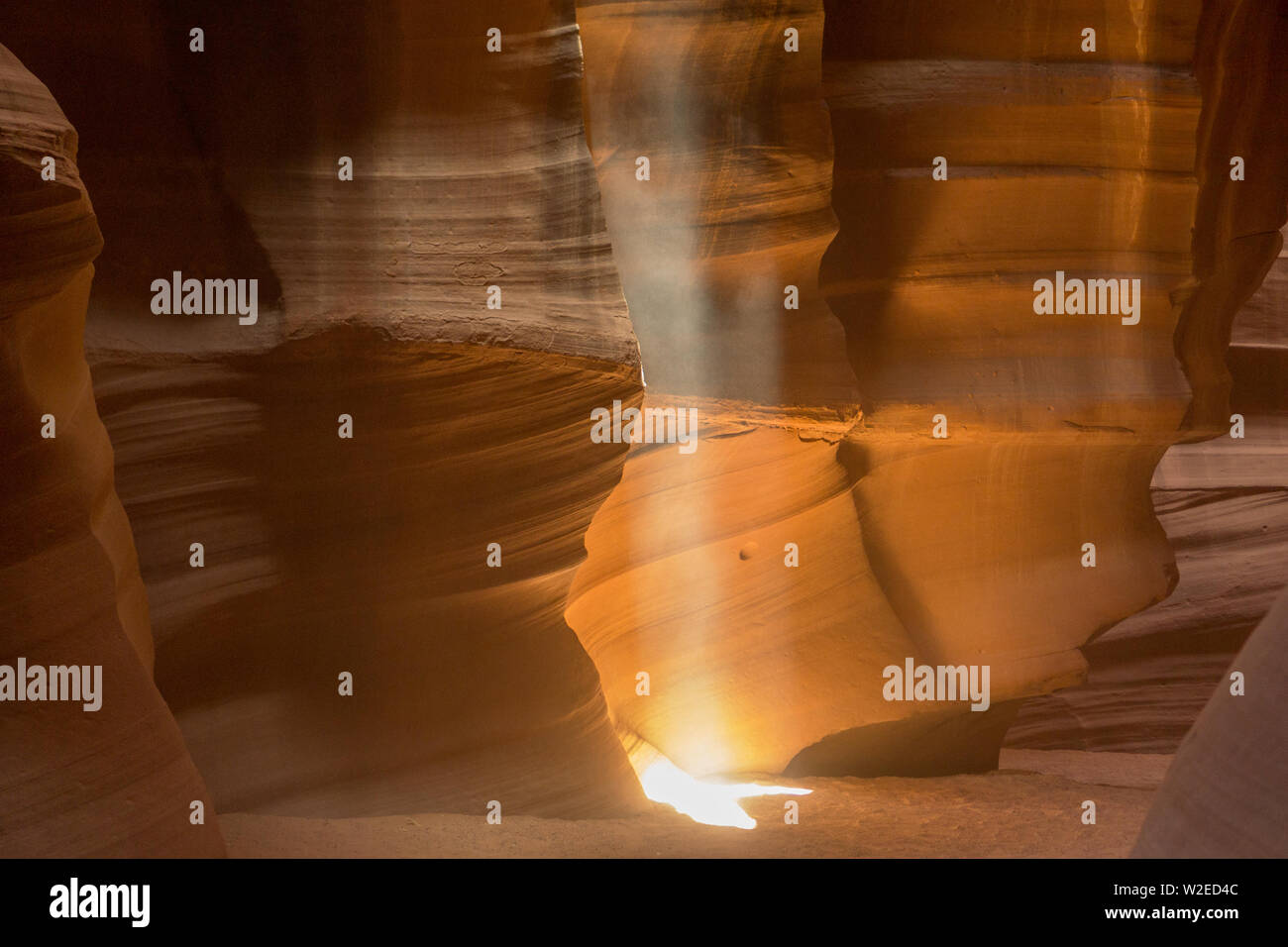 Il fascio di luce che brilla in Antelope Canyon, Arizona Foto Stock
