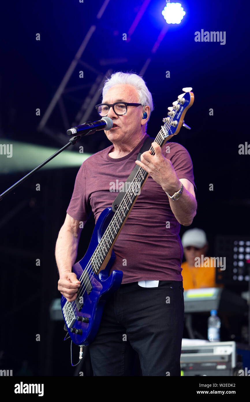 Trevor Horn e la sua band suona il 2019 Cornbury Festival, grande Tew, Oxfordshire Foto Stock