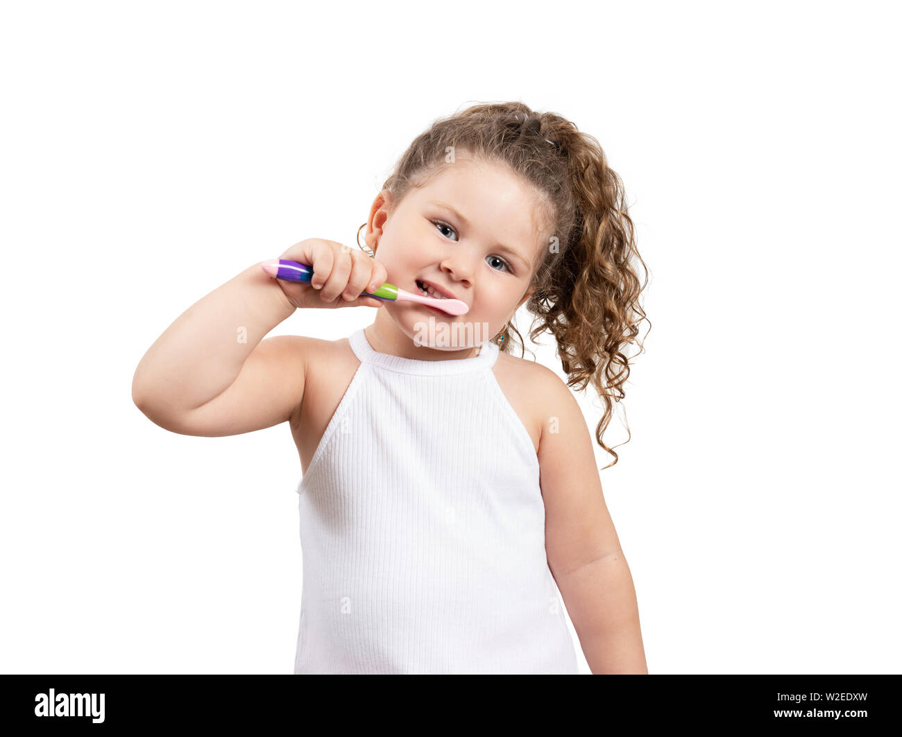 Carina ragazza bionda spazzolare i suoi denti isolati su sfondo bianco Foto Stock
