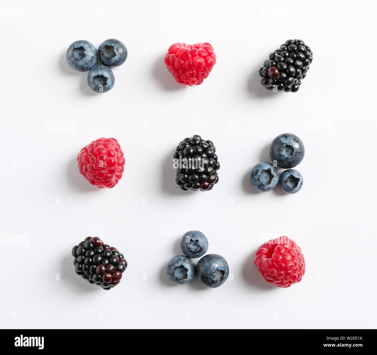 Piano di composizione dei laici con frutti di bosco su sfondo bianco, spazio per il testo Foto Stock
