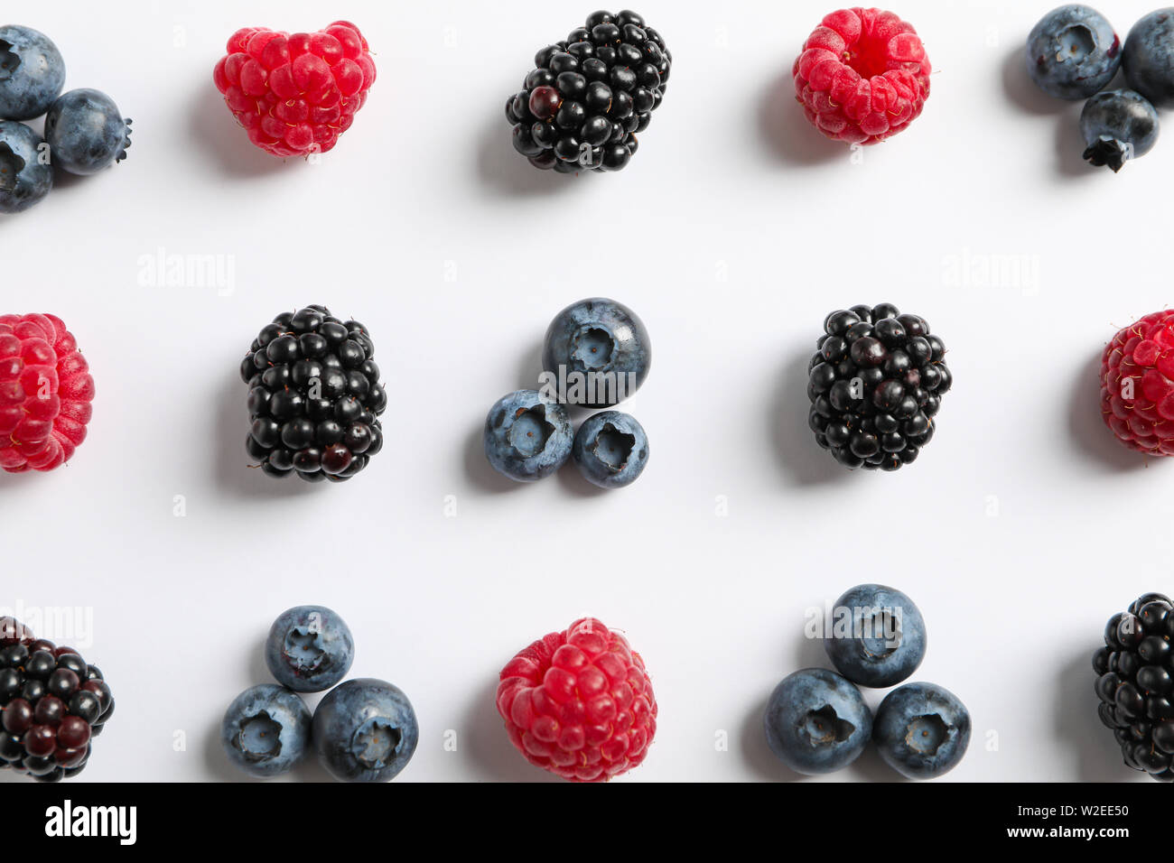 Piano di composizione dei laici con frutti di bosco su sfondo bianco, spazio per il testo Foto Stock