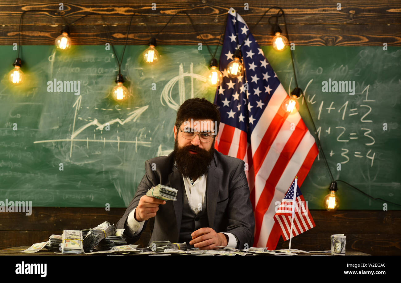 Uomo Barbuto con dollar denaro per corrompere. American riforma dell'istruzione nella scuola nel luglio 4. Pianificazione del reddito di aumento della dotazione di bilancio politica. Giorno di indipendenza di Foto Stock