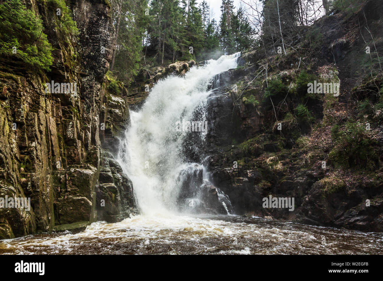 Cascata Kamienczyk Karkonosze nel parco nazionale in Polonia Foto Stock