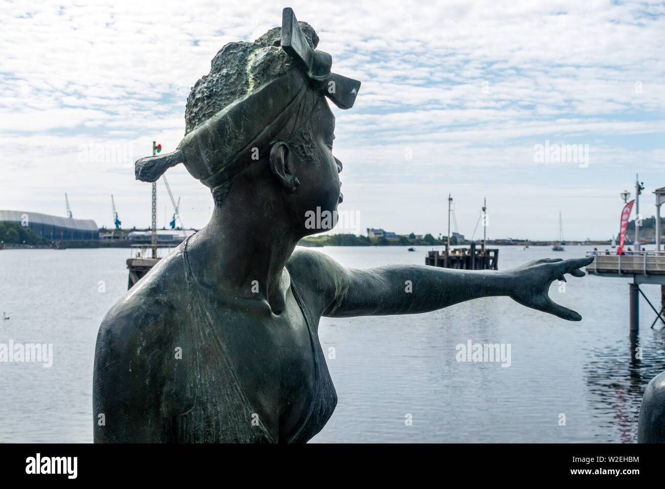 CARDIFF/UK - 7 Luglio : CARDIFF/UK - 7 Luglio : Parte di una scultura in bronzo denominata "People Like Us" di una giovane coppia e la loro grande Dane a Cardiff il 7 Luglio 2019 Foto Stock