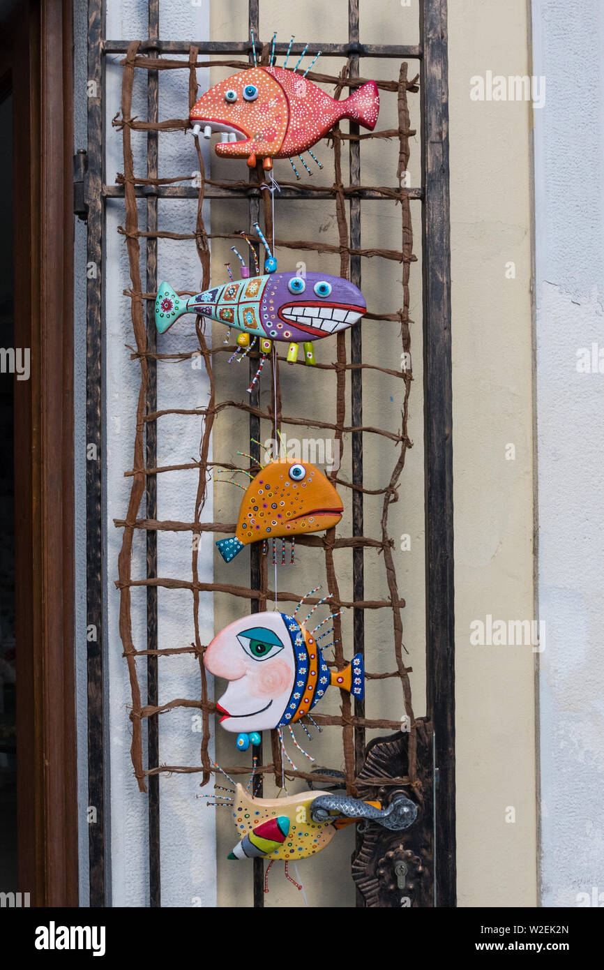 Pesci fatti a mano decorazioni a parete Foto Stock
