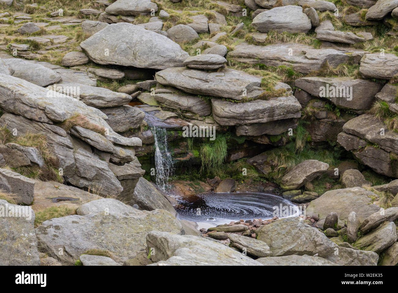 Un flusso che scorre su Kinder Scout altopiano, Parco Nazionale di Peak District, Derbyshire, England, Regno Unito Foto Stock
