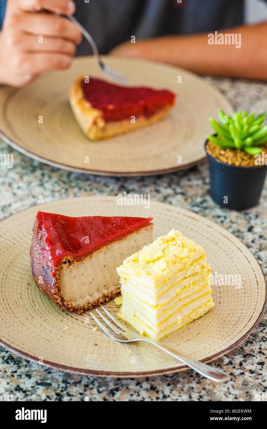 Vegan dessert: torta di Berry, torta di Napoleone e la cheesecake in un ristorante. Foto Stock