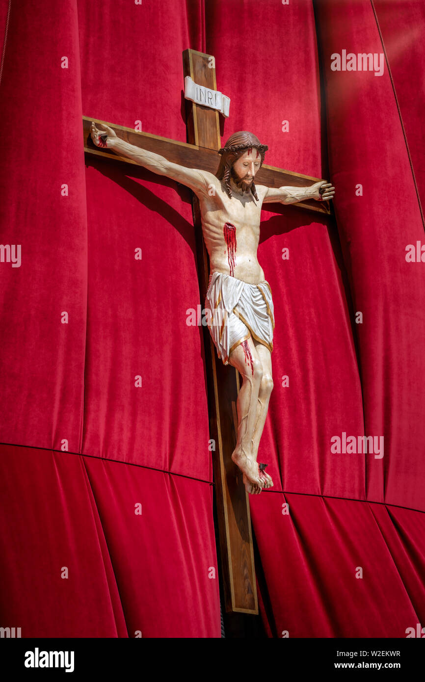 Gesù Cristo sulla croce davanti alla Basilica di San Pietro e la Città del Vaticano, Roma, lazio, Italy Foto Stock