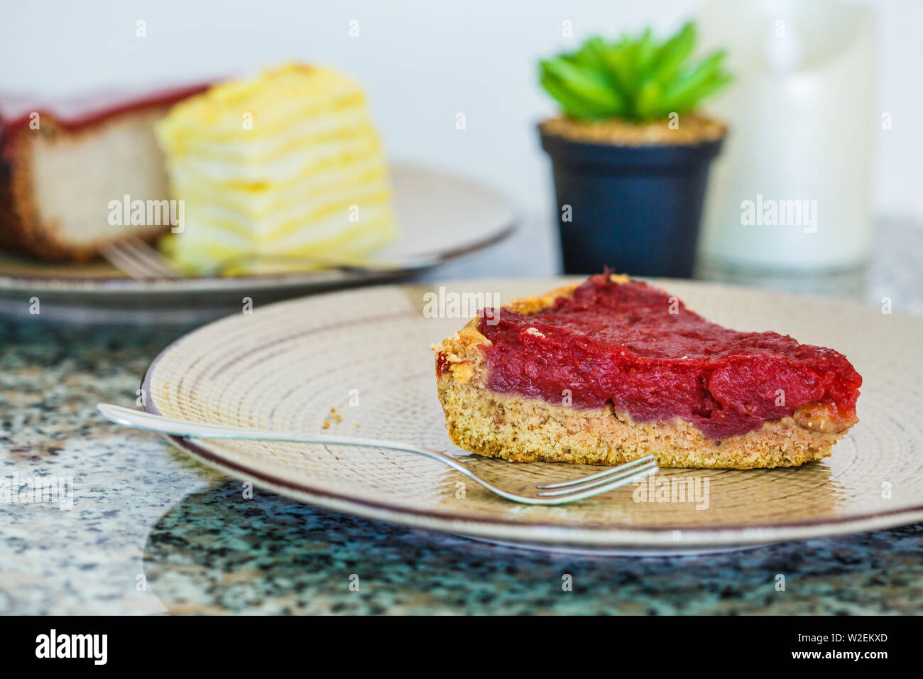 Vegan dessert: torta di Berry, torta di Napoleone e la cheesecake in un ristorante. Foto Stock