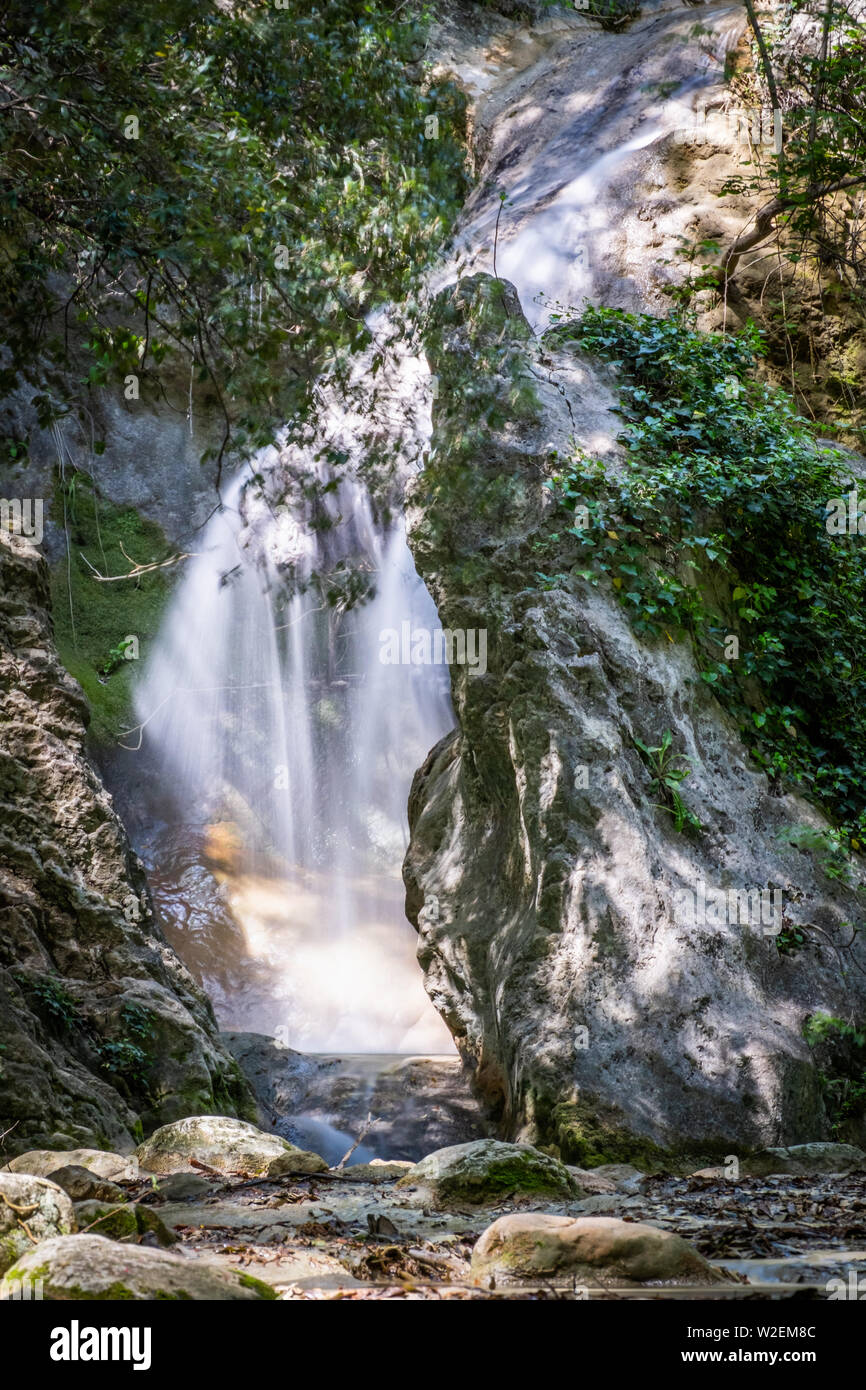 Bella piccola cascata Sentonina Staza Sentonas sul sentiero nella foresta tra Rabac e Labin Istria, Croazia Foto Stock