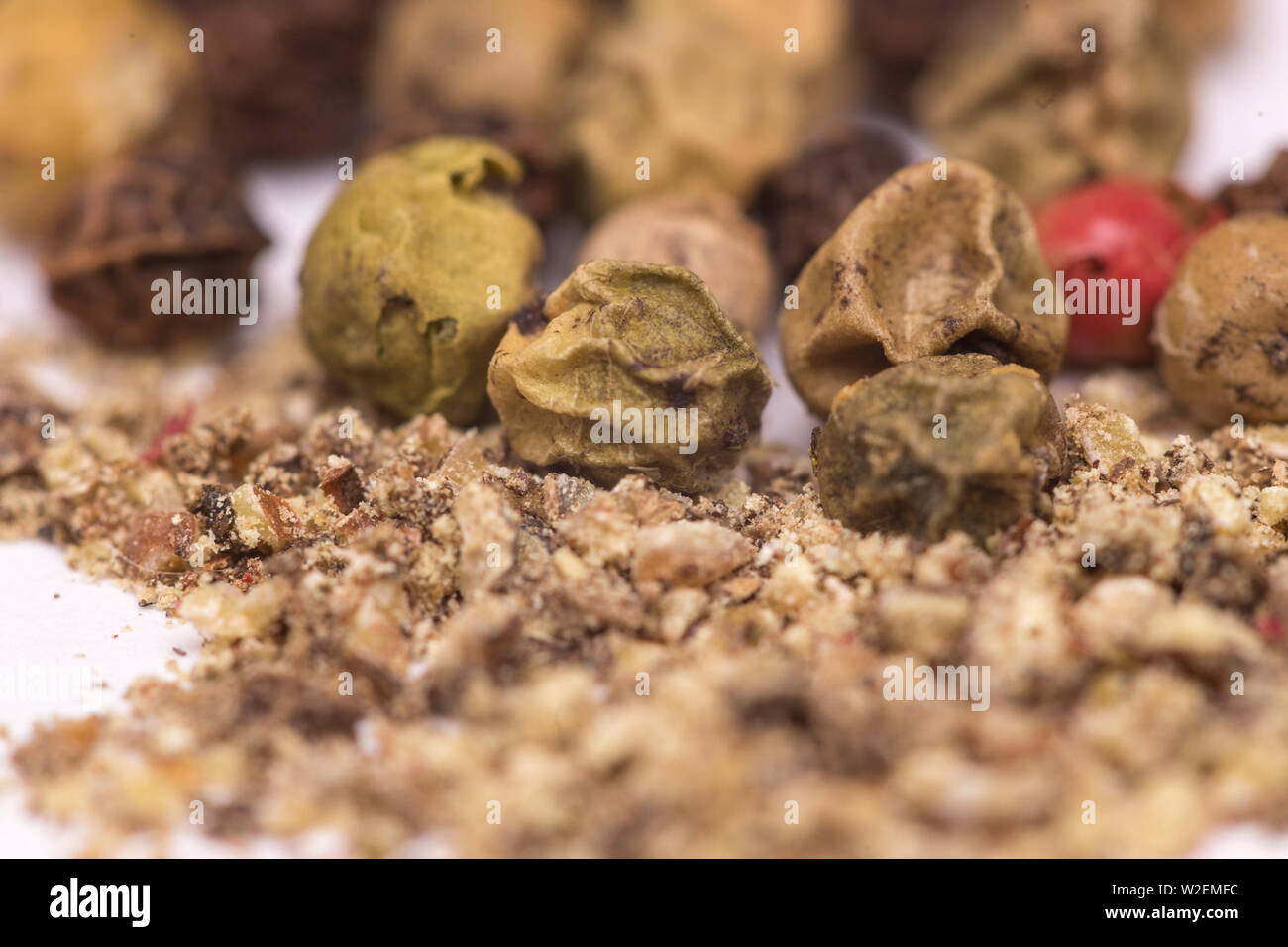 Peperoncino secco mix isolati su sfondo bianco Foto Stock