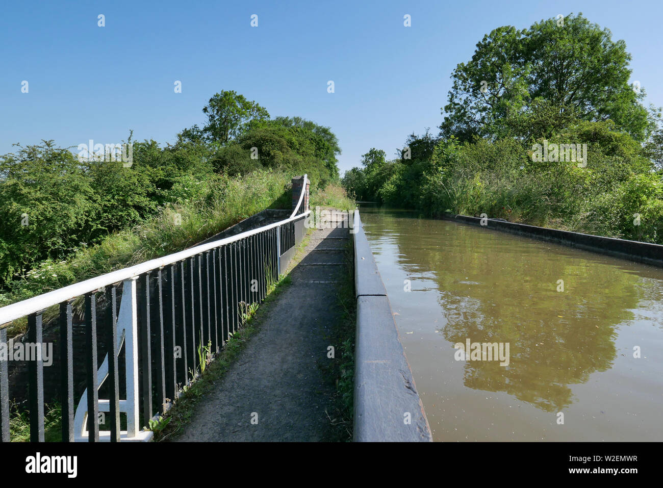 Alzaia oltre l acquedotto Edstone sul Birmingham a Stratford upon Avon canal, il più lungo Canal acquedotto in Inghilterra. Foto Stock