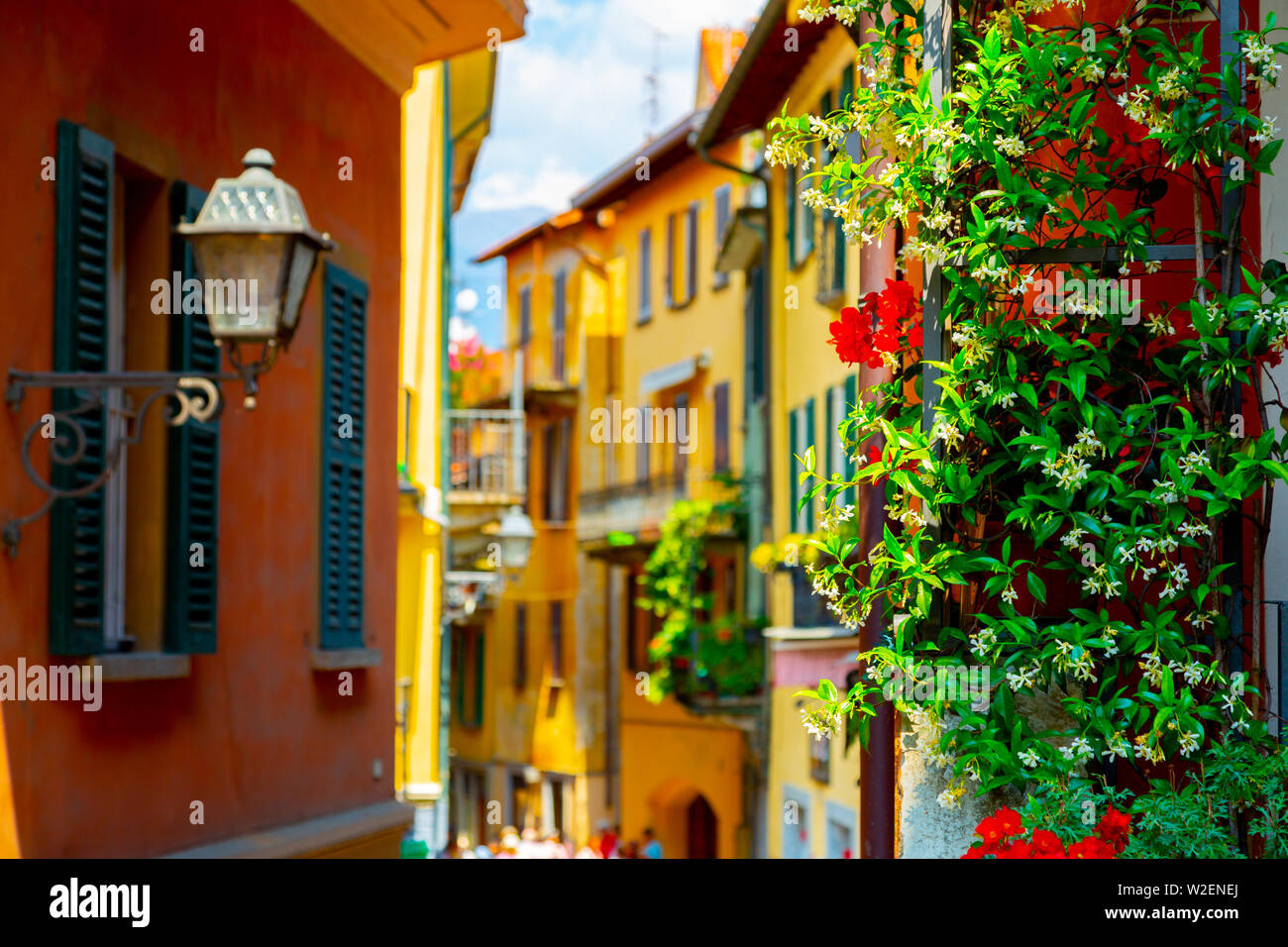 Colorate narrow old town street nella città di Bellagio, Italia Foto Stock