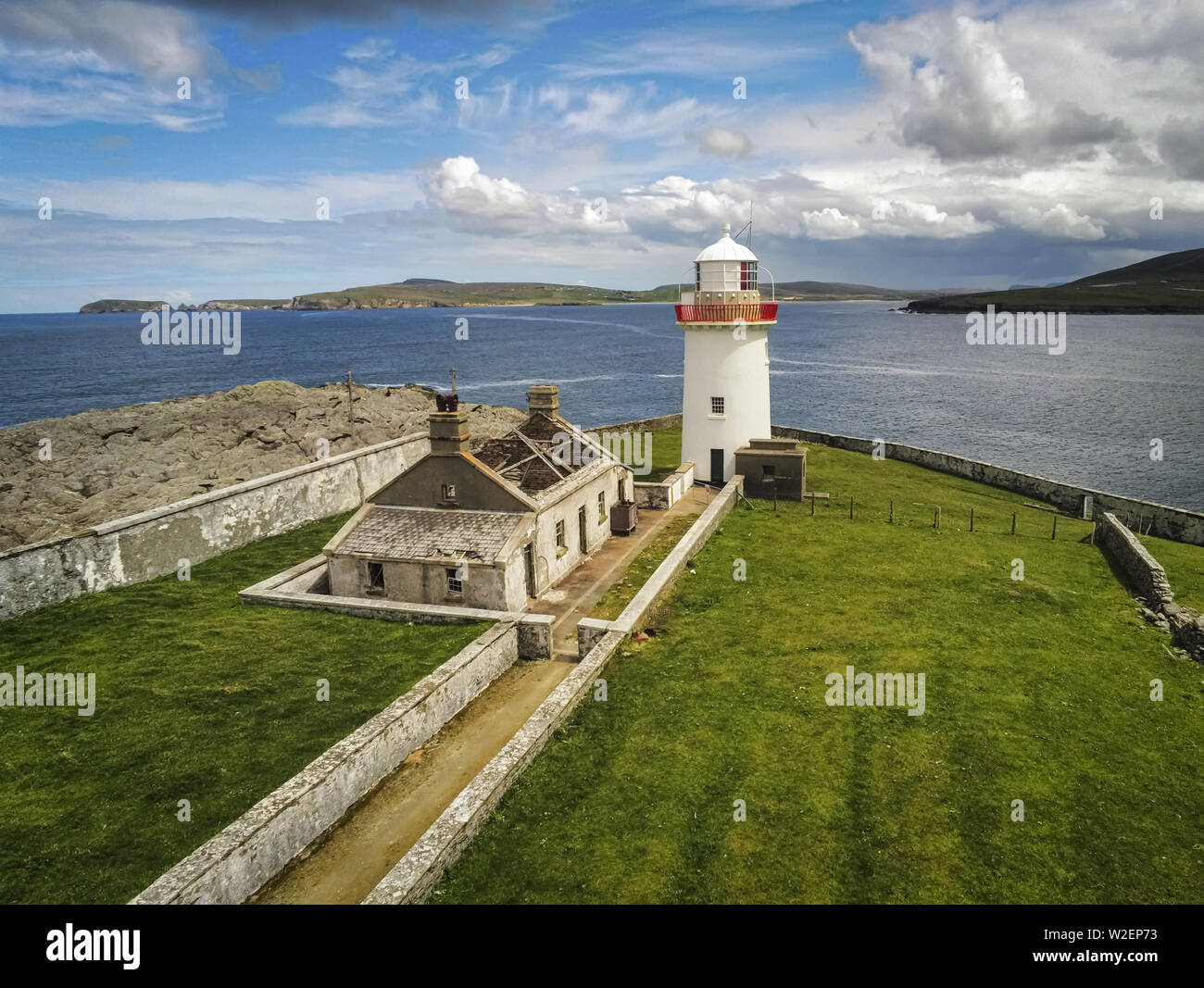 Ballyglass faro e le rovine della casa di luce i detentori di casa sulla costa orientale della contea di Mayo, Irlanda Foto Stock