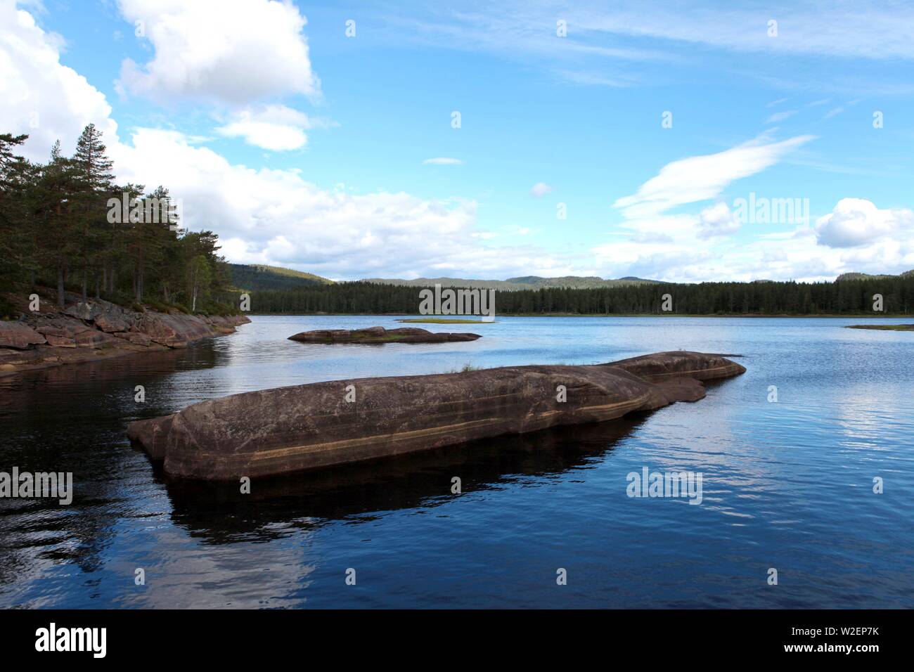 Fantastico enorme pietra sul lago Innerdalsvatna. Scena diurna in Norvegia, l'Europa. La bellezza del concetto di natura dello sfondo. Stile artistico post elaborati Foto Stock