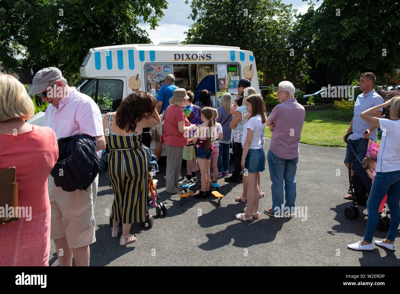 I residenti di Huddersfield, West Yorkshire, Regno Unito accodamento per comprare il gelato da un gelato van nel locale di Beaumont Park in una calda giornata estiva Foto Stock