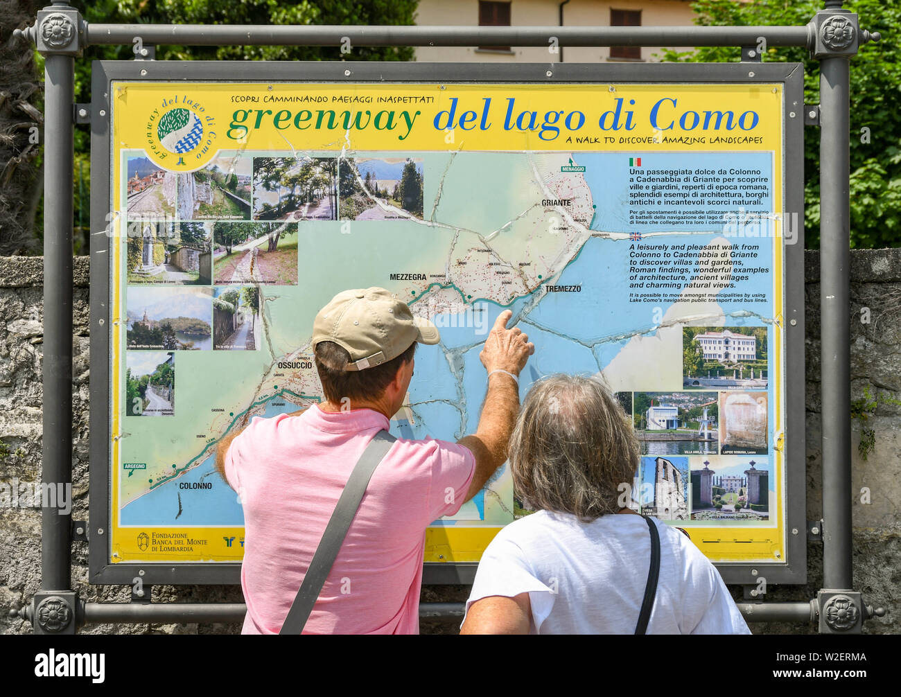 LENNO, LAGO DI COMO, Italia - Giugno 2019: le persone che ricercano una mappa della Greenway del lago di Como a Lenno sul Lago di Como. La Greenway è un itinerario a piedi Foto Stock LENNO, LAGO DI COMO, Italia - Giugno 2019: le persone che ricercano una mappa della Greenway del lago di Como a Lenno sul Lago di Como. La Greenway è un itinerario a piedi Foto Stock