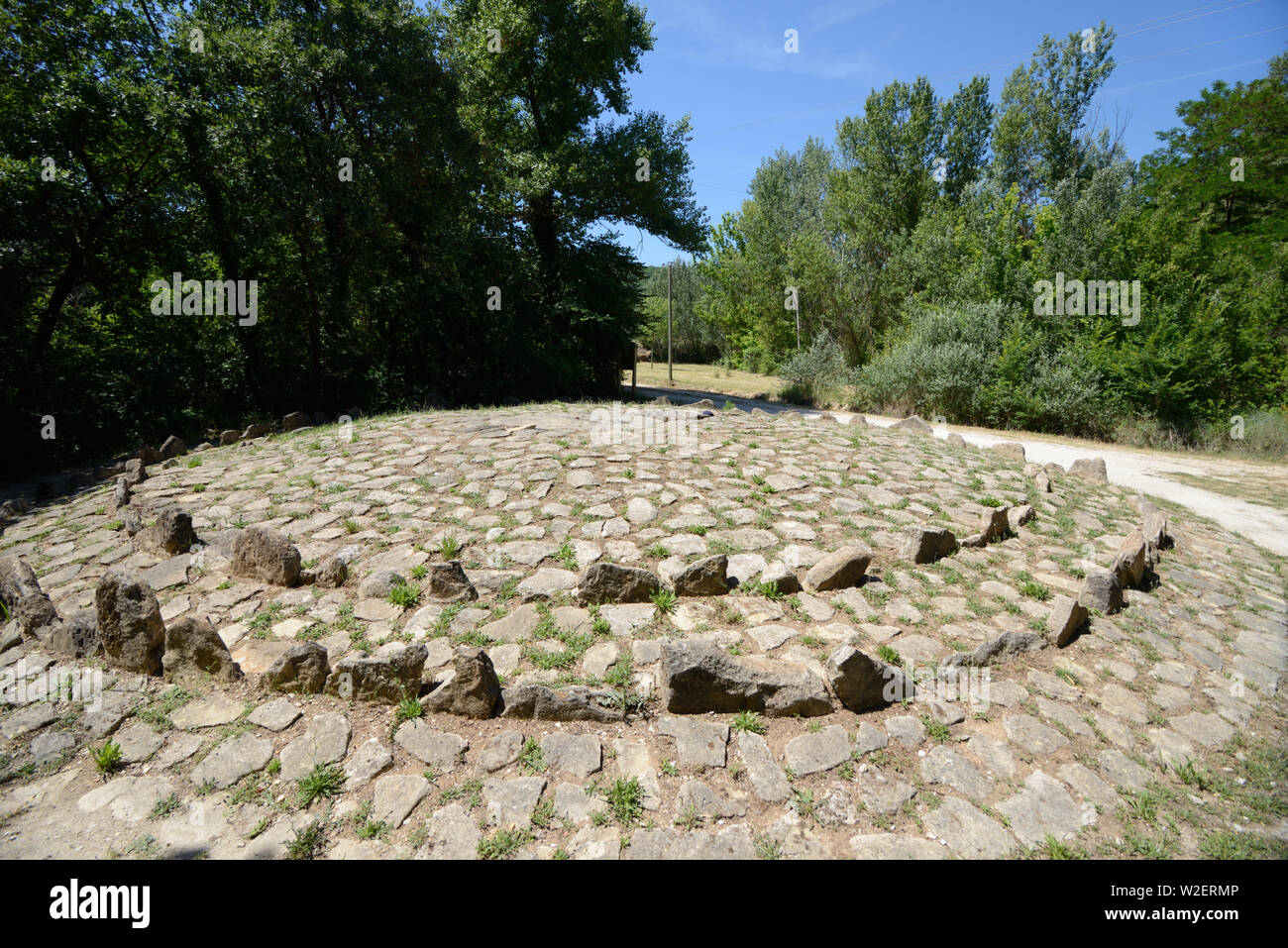 O megalitici Dolmen neolitico di Ubac o Dolmen de l'Ubac & Stone Circle, 3300-2900 A.C. nei pressi di Goult Luberon Provence Francia Foto Stock
