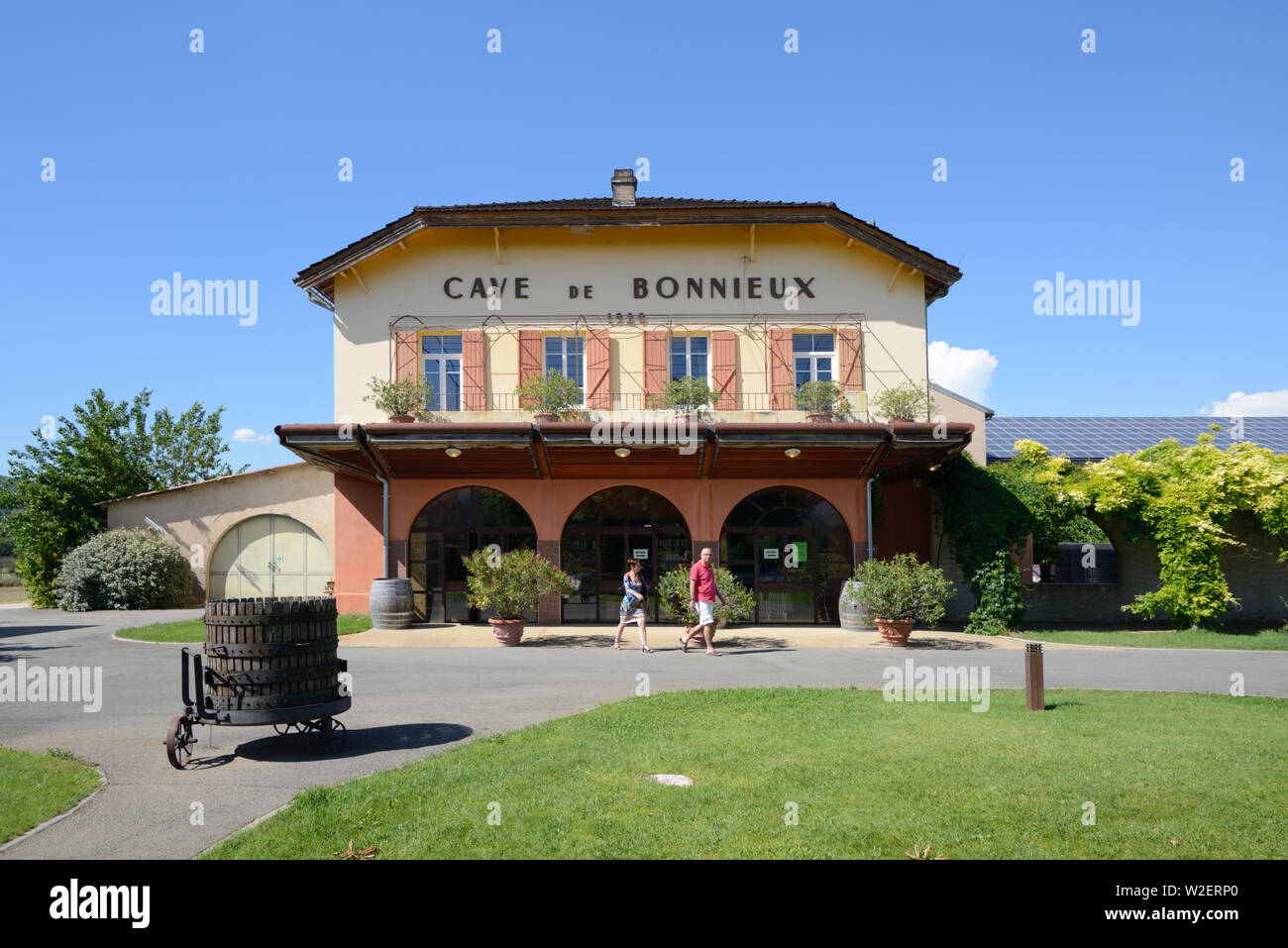 I clienti o i turisti che lasciano la grotta de Bonnieux o Bonnieux cantina costruita nel 1920, nel Parco Regionale del Luberon Provence Francia Foto Stock