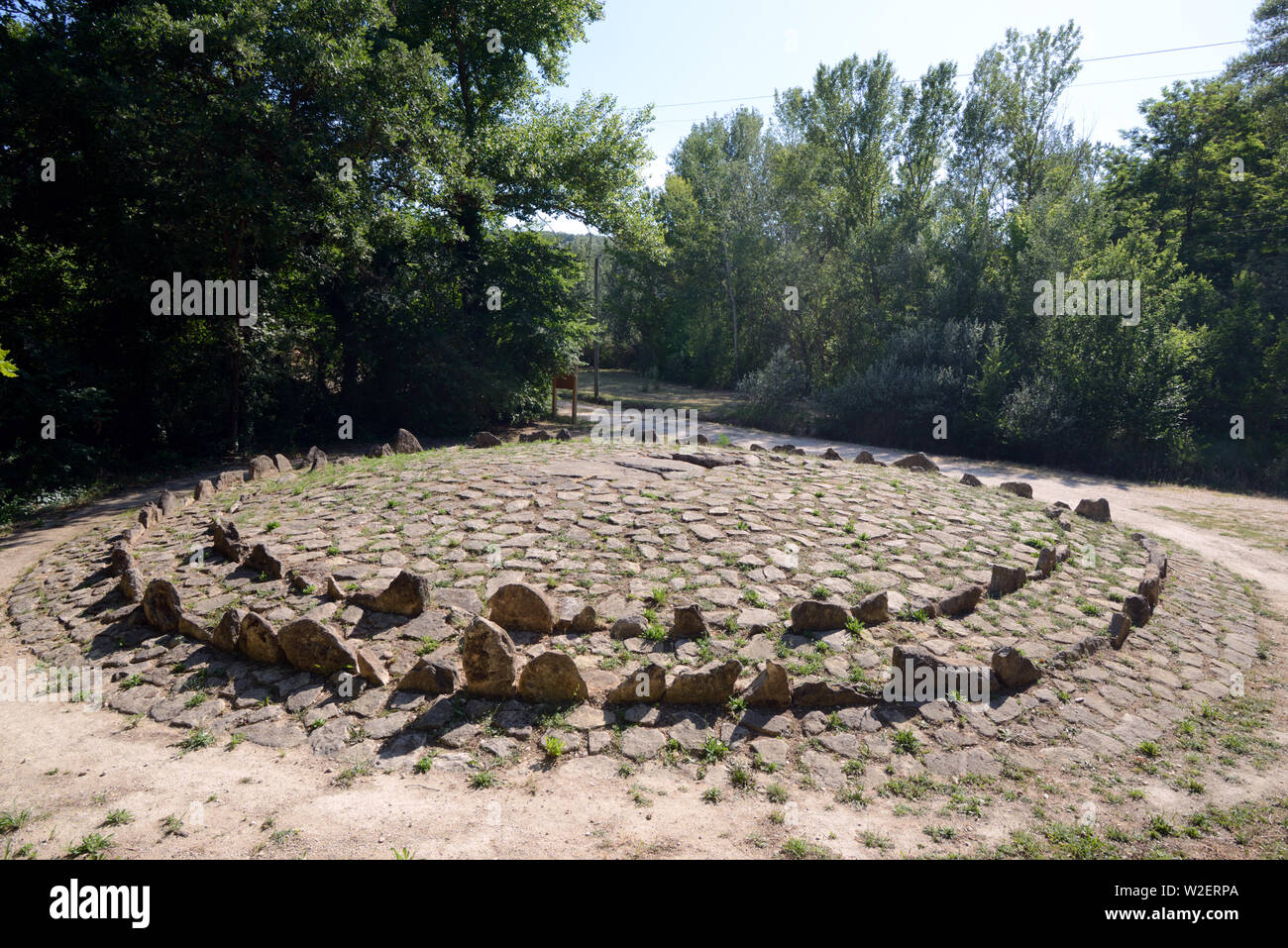 O megalitici Dolmen neolitico di Ubac o Dolmen de l'Ubac & Stone Circle, 3300-2900 A.C. nei pressi di Goult Luberon Provence Francia Foto Stock