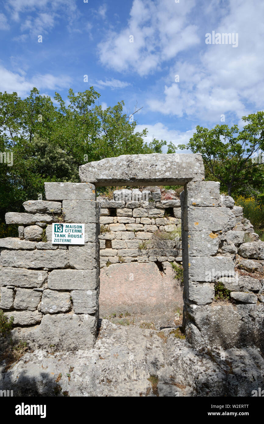 Architrave in pietra e pietra stipiti della porta di ingresso alla rovina casa medievale, conosciuta come la Casa del serbatoio o Maison Citerne, Buoux Fort Luberon Provence Francia Foto Stock