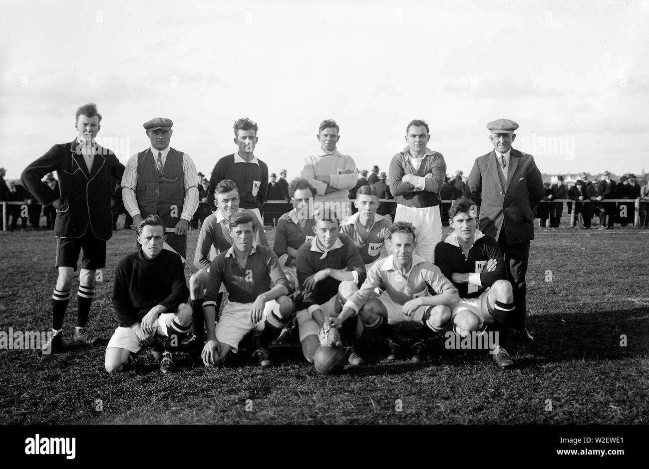 Foto di gruppo sul campo sportivo di calcio amatoriale team HRC (Helderse Racing Club). La casa era De Streepjesberg stadium Den Helder Paesi Bassi ca. 1930 Foto Stock