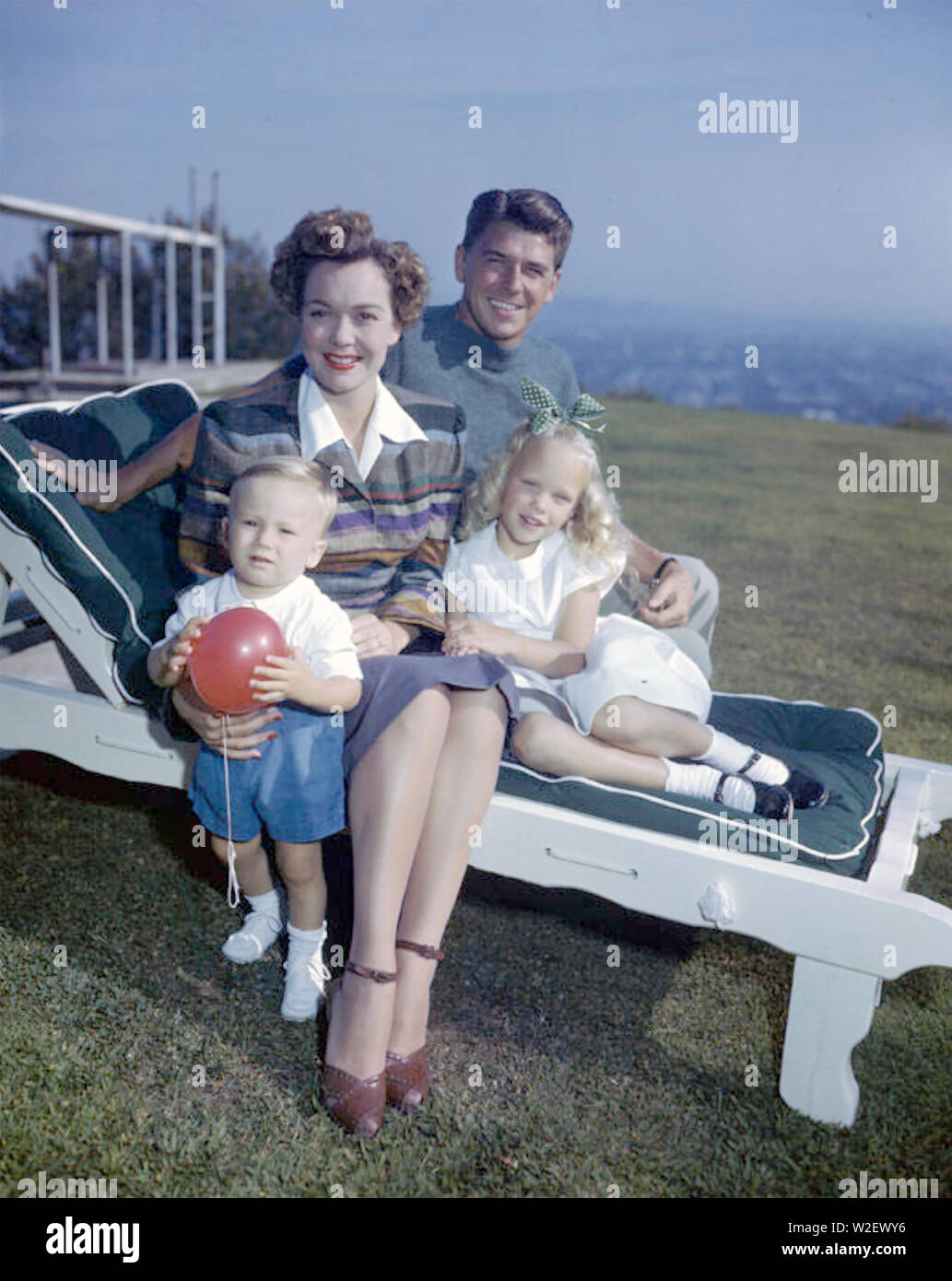 RONALD REAGAN (1911-2004) attore cinematografico americano e successivamente presidente con La sua prima moglie Jane Wyman e i loro figli Maureen e. Michael circa 1946 Foto Stock