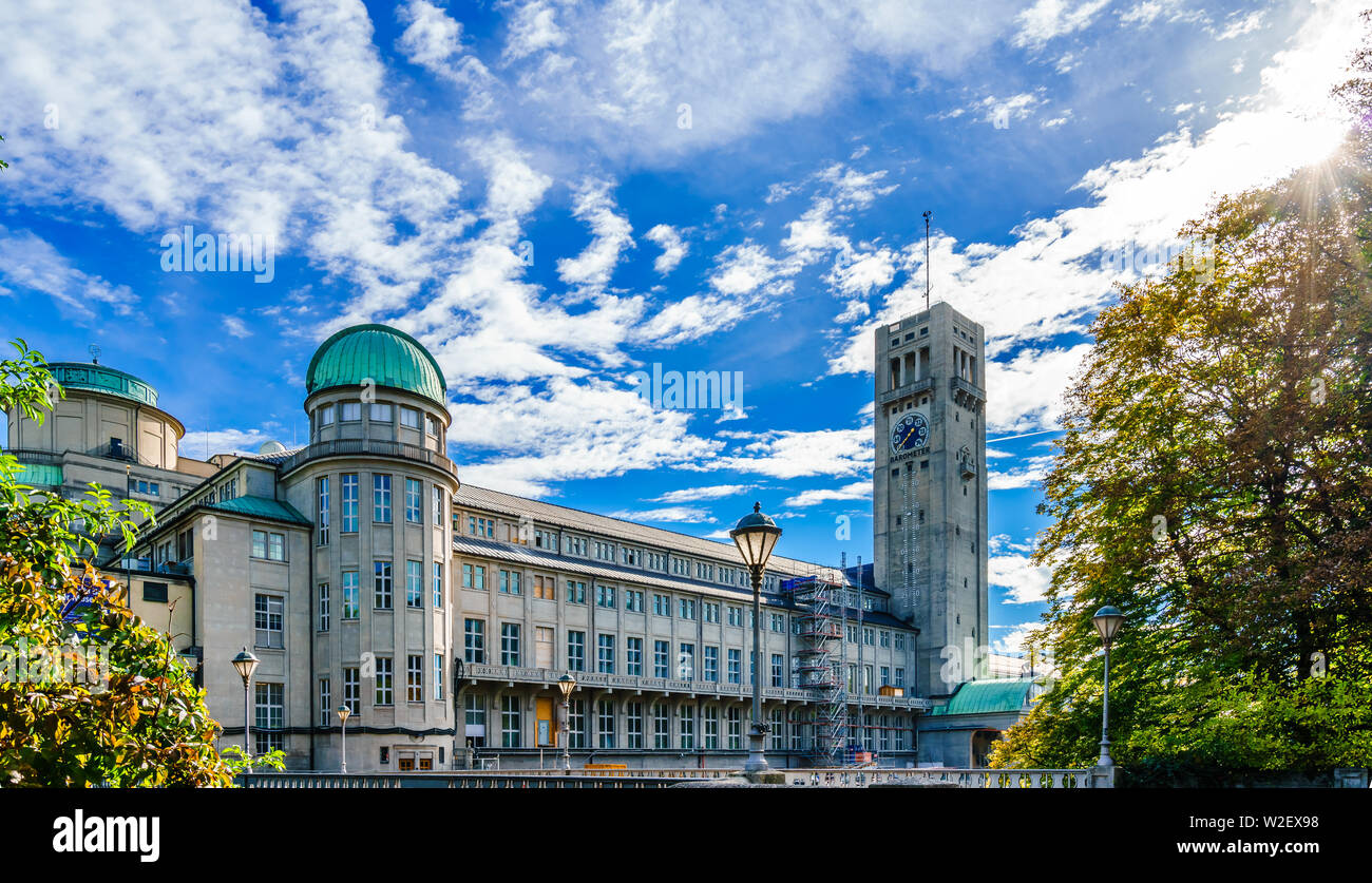 Vista sul Museo Tedesco - Deutsches Museum - Monaco di Baviera, Germania, il più grande del mondo al museo della scienza e della tecnologia Foto Stock