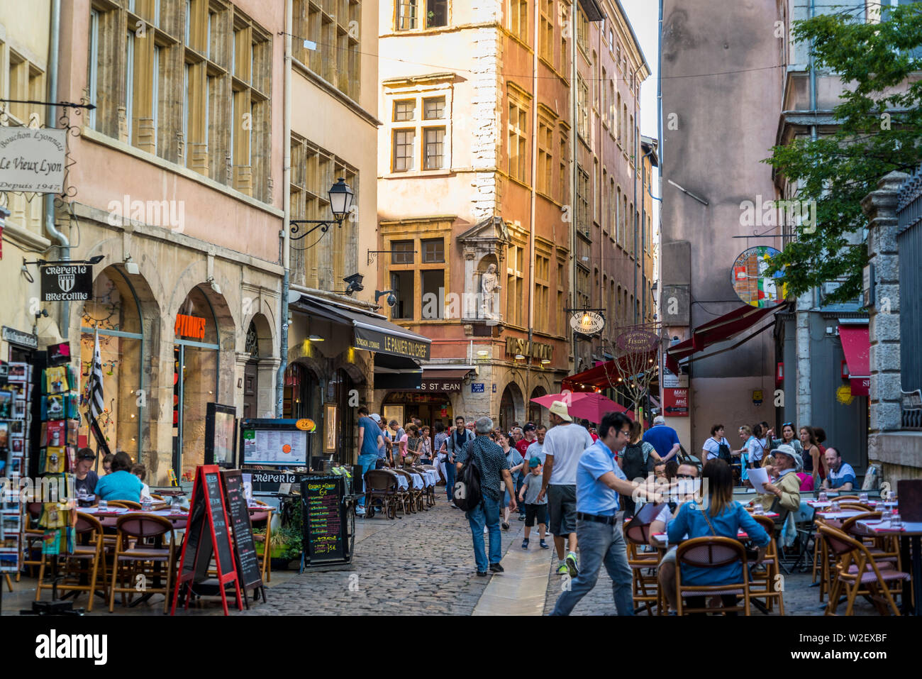 Occupato strada atmosferica nella Vieux Lyon o vecchia Lione, uno d'Europa più ampia del quartieri rinascimentali, Lione, Francia Foto Stock