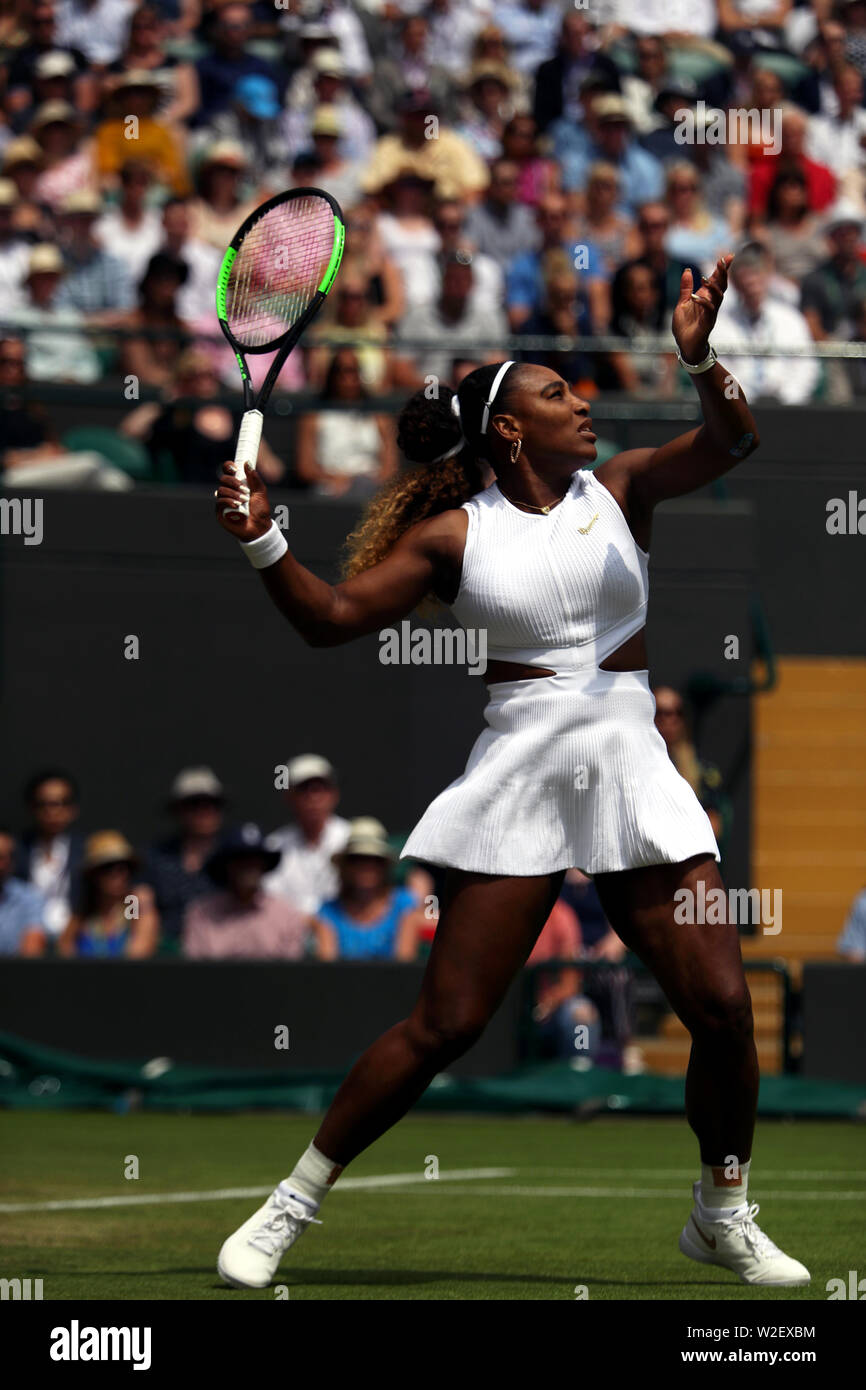Il torneo di Wimbledon, 8 luglio 2019 - Serena Williams colpisce un diretti a Carla Suarez Navarro della Spagna durante il loro quarto round match contro a Wimbledon oggi. Foto Stock