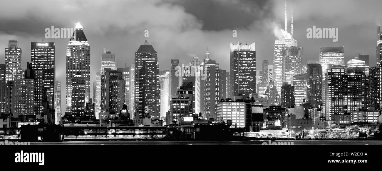 Il Midtown Manhattan Skyline in bianco e nero in una notte di nebbia. Foto Stock