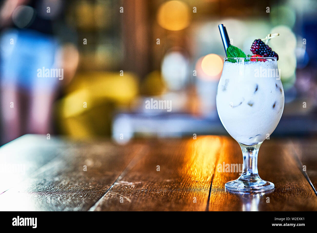 Cocktail sul bancone del bar Foto Stock