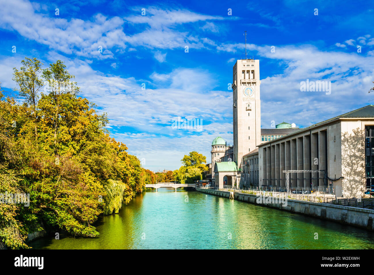 Vista sul museo tedesco a Monaco di Baviera con il fiume Isar, Germania Foto Stock
