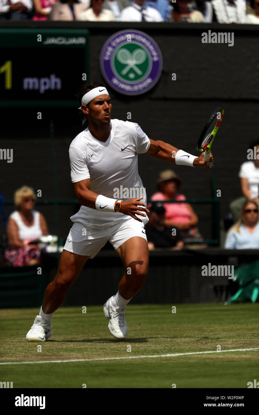 Il torneo di Wimbledon, 8 luglio 2019 - Rafael Nadal che serve a Joao Sousa durante il loro quarto round match contro a Wimbledon oggi. Credito: Adam Stoltman/Alamy Live News Foto Stock