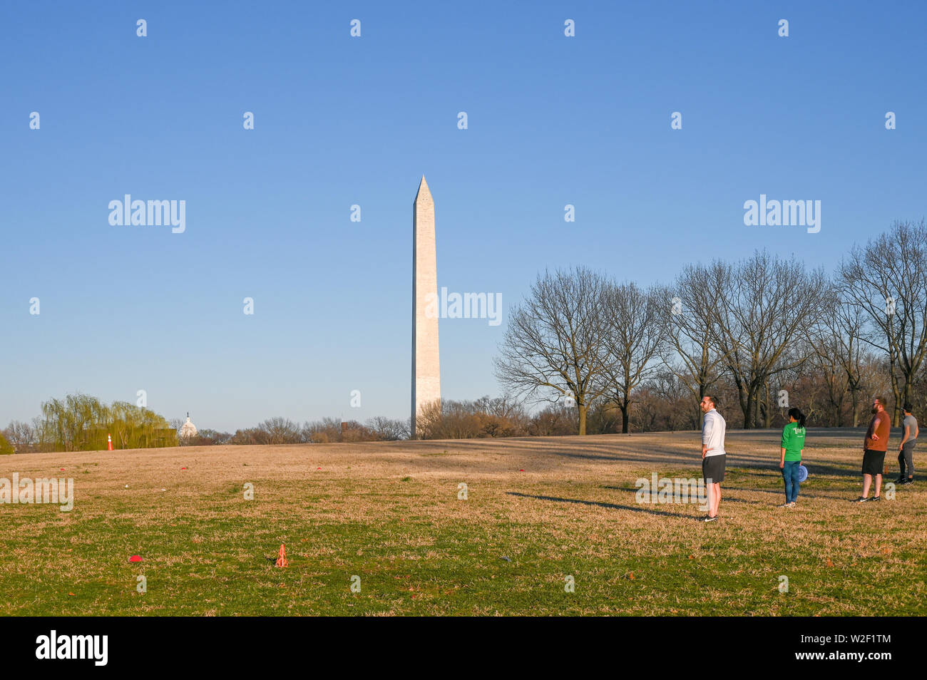 Il Monumento a Washington visto dal National Mall durante una serata primaverile nel marzo 2019. Foto Stock