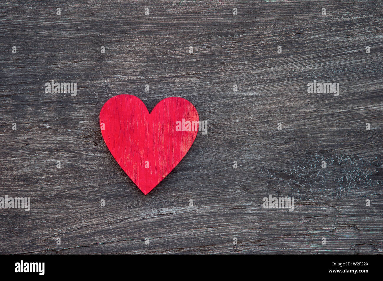 Cuore rosso sul tavolo di legno, vista dall'alto. Con spazio per il testo. Nozione di aiuto Foto Stock