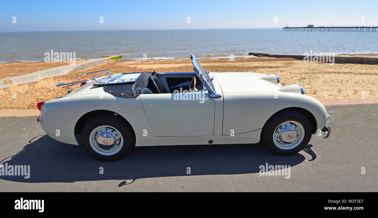 Classico bianco Austin Healey Sprite automobile parcheggiata sul lungomare. Foto Stock