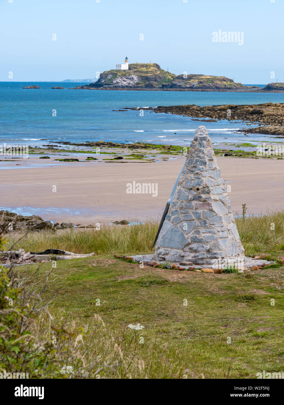 Conica scultura in pietra con vista di Fidra Isola, John Muir via, via di via, East Lothian costa, Scotland, Regno Unito Foto Stock