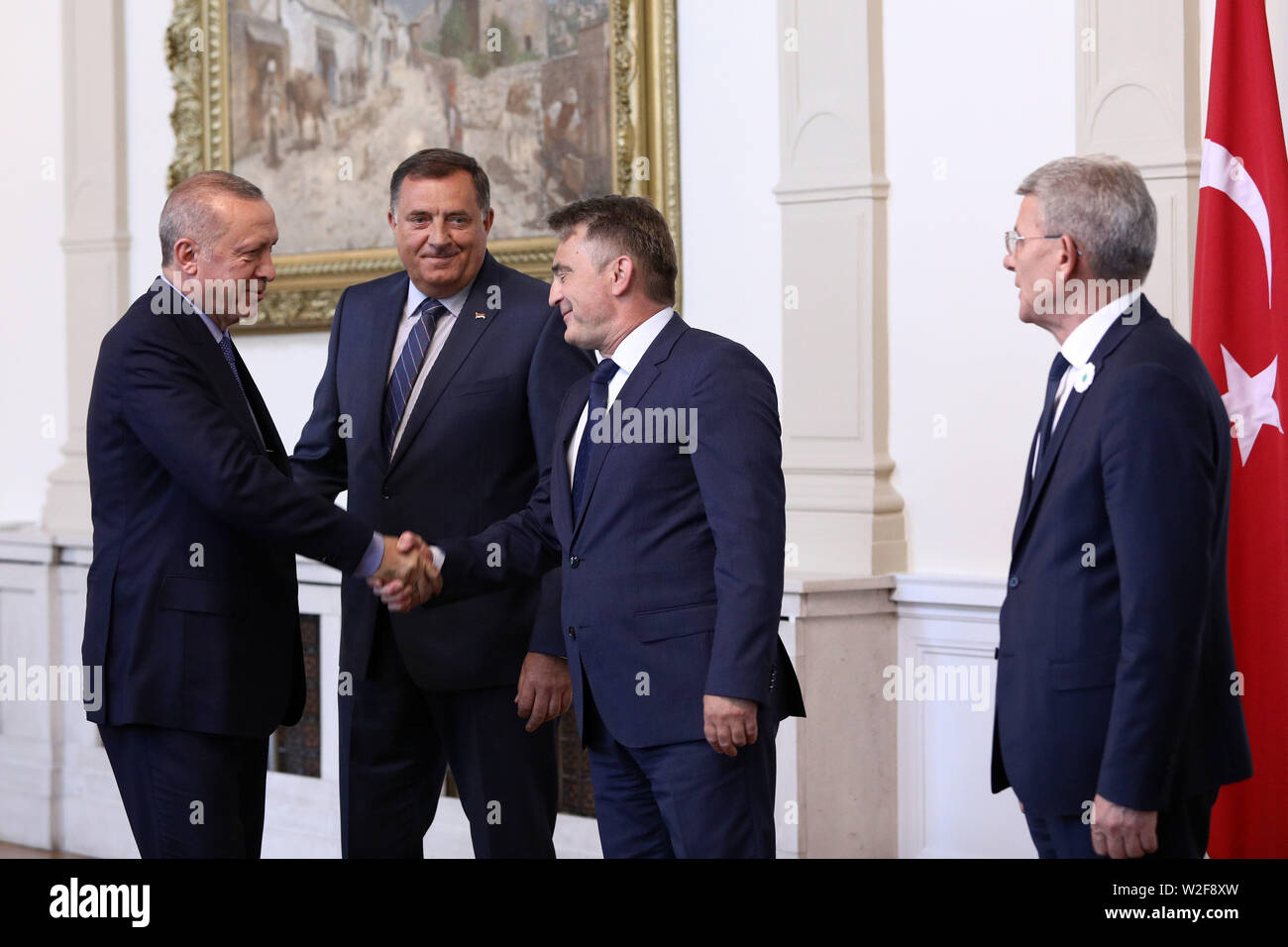 Sarajevo, Bosnia ed Erzegovina. 8 Luglio, 2019. Il Presidente turco Recep Tayyip Erdogan (1L) scuote le mani con gli stati della Bosnia e Erzegovina (BiH) Presidenza Zeljko Komsic (2R), con la presenza del Presidente della BiH la presidenza di Milorad Dodik (2 L) e membro della BiH la presidenza di Sefik Dzaferovic (1R) a Sarajevo, Bosnia ed Erzegovina, in data 8 luglio 2019. Recep Tayyip Erdogan ha sottolineato qui il lunedì che il suo paese continuerà a fornire il supporto per preservare la stabilità, la pace e la prosperità della Bosnia ed Erzegovina. Credito: Nedim Grabovica/Xinhua/Alamy Live News Foto Stock