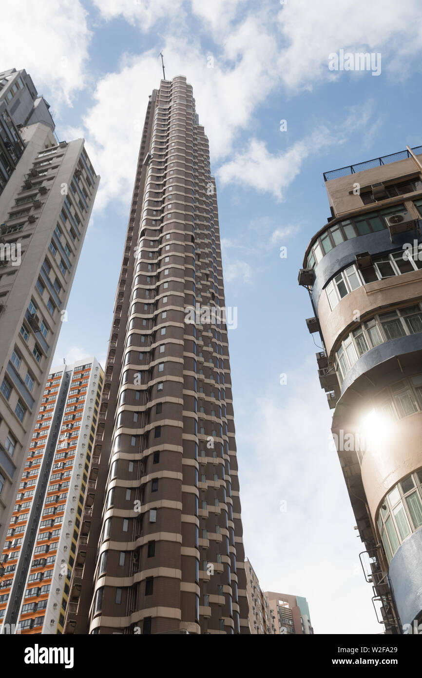 Una sottile e alto edificio di appartamenti a Kennedy Town Foto Stock